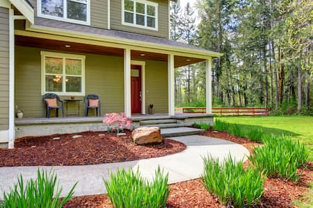 Mulch vs Landscape Rock: Which Should You Choose?